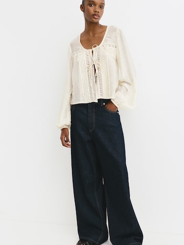 Bluză de la Pull&Bear pe alb: față