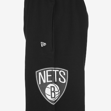 NEW ERA Regular Broek 'Brooklyn Nets' in Zwart