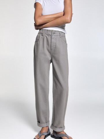 Pull&Bear Tapered Jeans in Grey: front