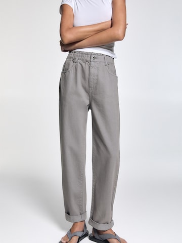 Pull&Bear Tapered Jeans i grå: forside