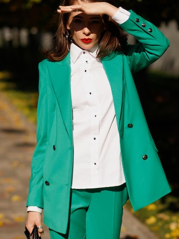 Anushka Broekpak in Groen