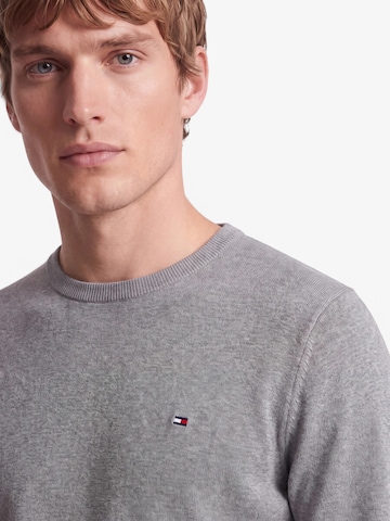 TOMMY HILFIGER Sweater 'ESSENTIAL' in Grey