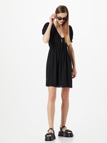 Rochie de la Monki pe negru