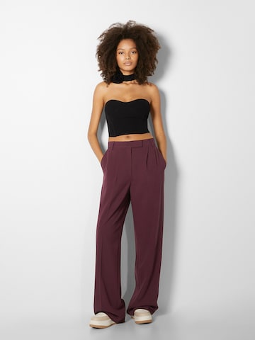 Wide leg Pantaloni cu dungă de la Bershka pe roșu