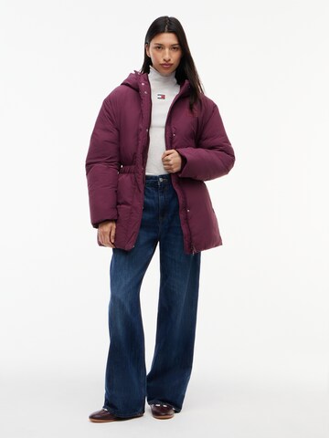 Tommy Jeans Zimní bunda – fialová