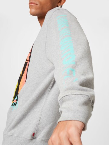 LEVI'S ® - Regular Fit Sweatshirt 'Relaxd Graphic Crew' em cinzento