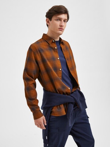 SELECTED HOMME - Ajuste regular Camisa 'ROBIN' en marrón