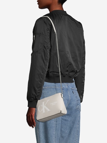 Calvin Klein Jeans Taška přes rameno – béžová