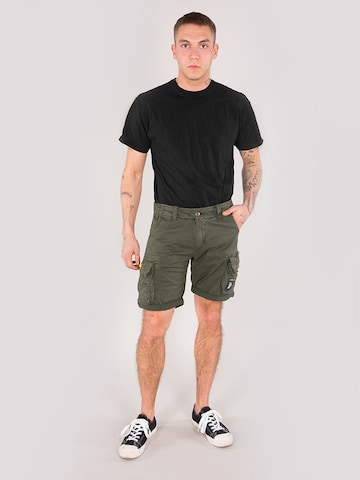 ALPHA INDUSTRIES Regular Shorts in Grün