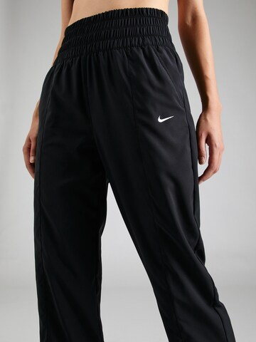 Regular Pantaloni sport de la NIKE pe negru