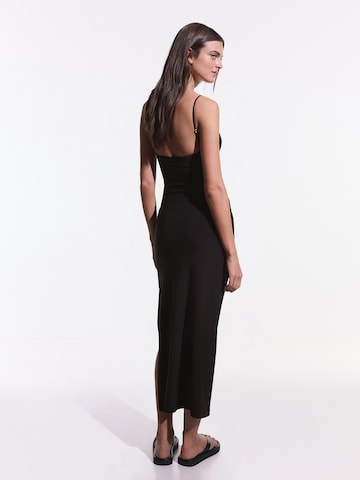 Bershka Sukienka w kolorze czarny