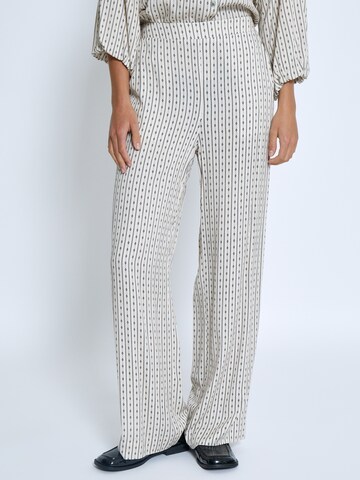 Peppercorn Wide leg Broek 'Gabriella' in Beige: voorkant