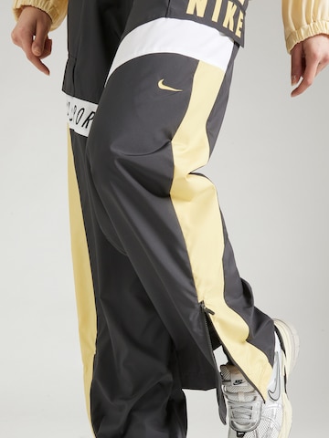 Nike Sportswear Loosefit Cargobroek in Grijs