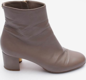 Salvatore Ferragamo Dress Boots in 39,5 in Brown: front