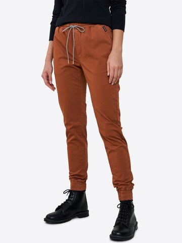 recolution Tapered Pants in Brown: front