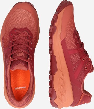 MAMMUT - Zapatos bajos 'Sertig II' en rojo