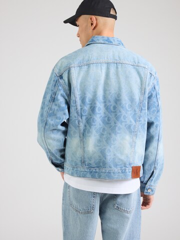 Calvin Klein Jeans Overgangsjakke '90S LT PLAYBILL' i blå