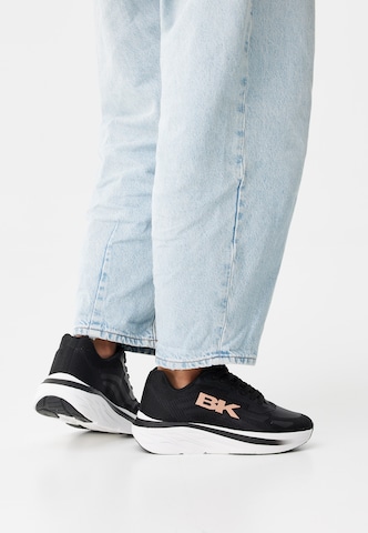 BRITISH KNIGHTS Sneaker 'SURGE' in Schwarz: Vorderseite