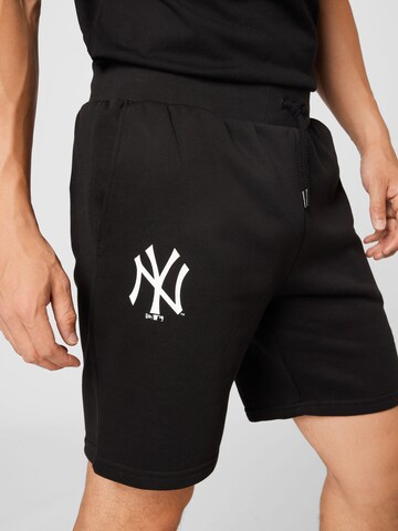 NEW ERA Regular Shorts in Schwarz