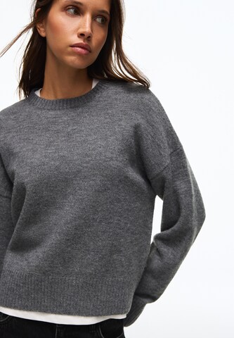 Bershka Pullover in Grau