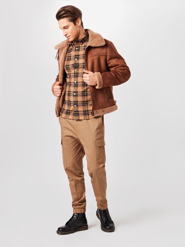 BURTON MENSWEAR LONDON Tapered Cargo trousers in Brown