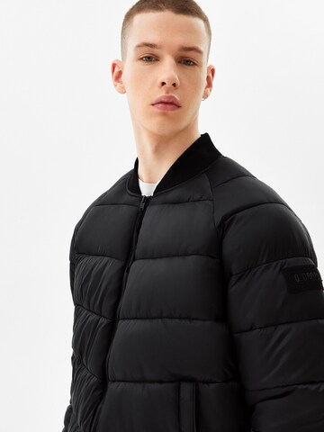 Veste mi-saison Bershka en noir