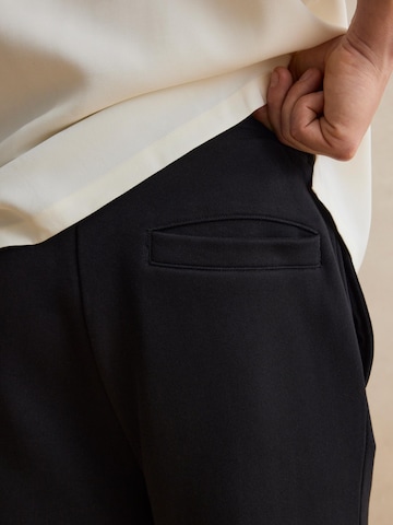 DAN FOX APPAREL Tapered Housut 'Matti' värissä musta
