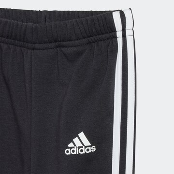 ADIDAS SPORTSWEAR Φόρμα 'Essentials' σε κόκκινο