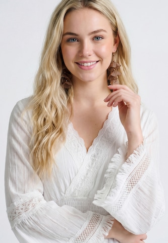 IZIA - Vestido 'Boho' en blanco