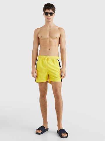 TOMMY HILFIGER Badeshorts in Gelb