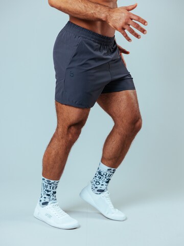 Coupe slim Pantalon de sport 'Raw Gym Shorts - Short Cut' Lifters en gris