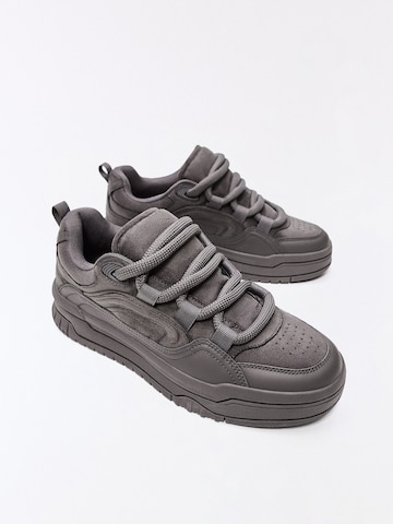Bershka Sneakers in Grey