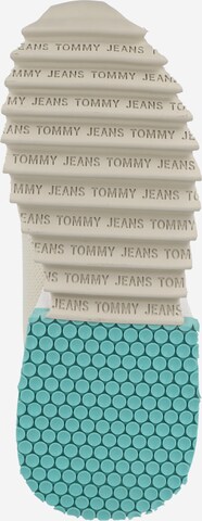 Tommy Jeans حذاء رياضي بلا رقبة بلون بيج