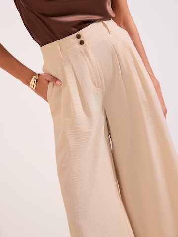 Wide leg Pantaloni con pieghe di Friends Like These in beige