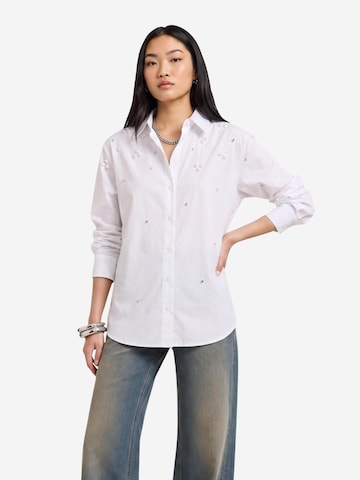 Camicia da donna 'ONLSARINA LORIS L/S EMB SHIRT WVN 15378307' di ONLY in bianco: frontale