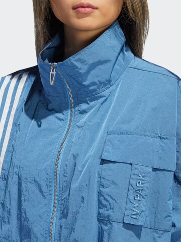 ADIDAS ORIGINALS Prehodna jakna | modra barva: sprednja stran