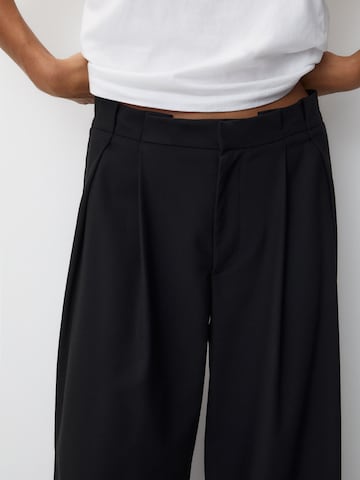 Pull&Bear Wide leg Pleat-Front Pants in Black