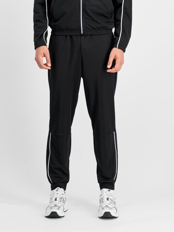 ALPHA INDUSTRIES - Tapered Pantalón 'Essential' en negro: frente