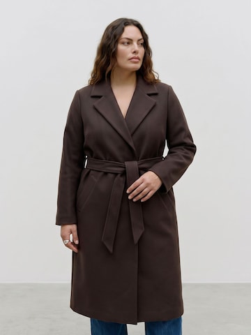 Manteau mi-saison 'VMCFORTUNEAYA' Vero Moda Curve en marron : devant