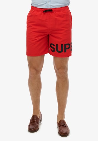 Shorts de bain Superdry en rouge : devant