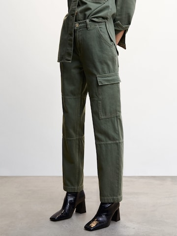 Regular Pantaloni eleganți de la MANGO pe verde: față