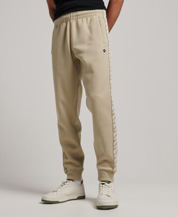 Coupe slim Pantalon de sport Superdry en beige : devant