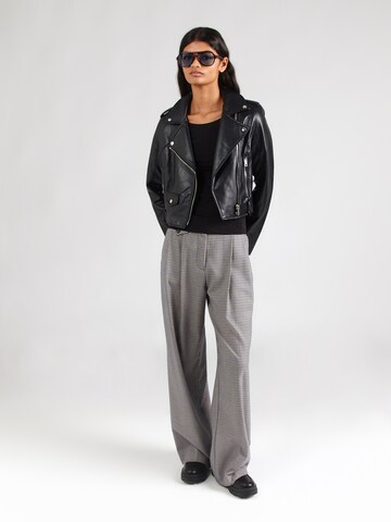 ABOUT YOU - Camiseta 'Greta' en negro