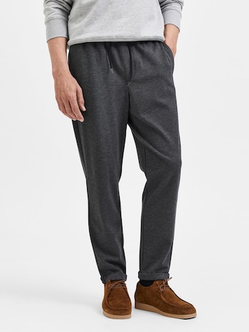 SELECTED HOMME - Tapered Pantalón 'SELBY' en gris: frente