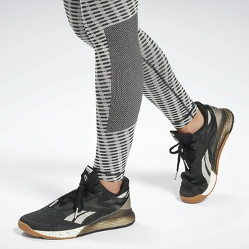 Skinny Pantaloni sportivi di Reebok in grigio