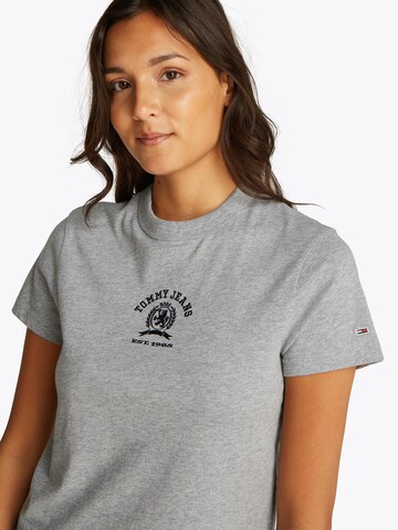 Tricou de la Tommy Jeans pe gri