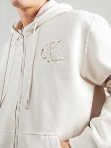 Calvin Klein Jeans - Sudadera con cremallera en blanco