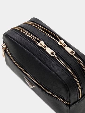 GUESS Kulturtasche in Schwarz