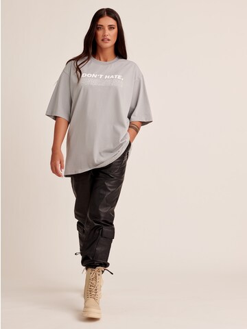 ABOUT YOU x Antonia Shirt 'Thea' in Grijs