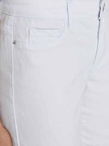 VERO MODA Slimfit Jeans 'Hot Seven' i hvit